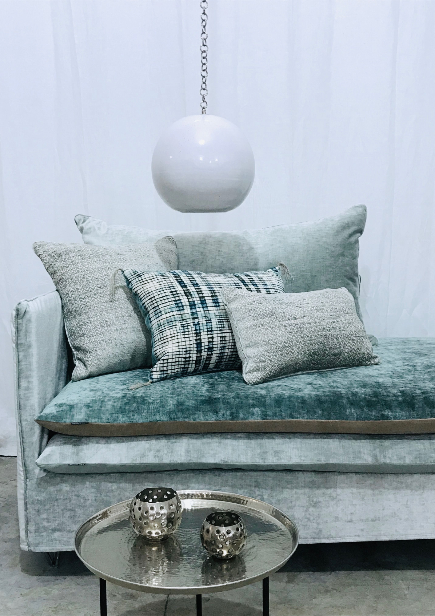 Salon gris et turquoise, lampadaire blanc et table marocaine argentée
